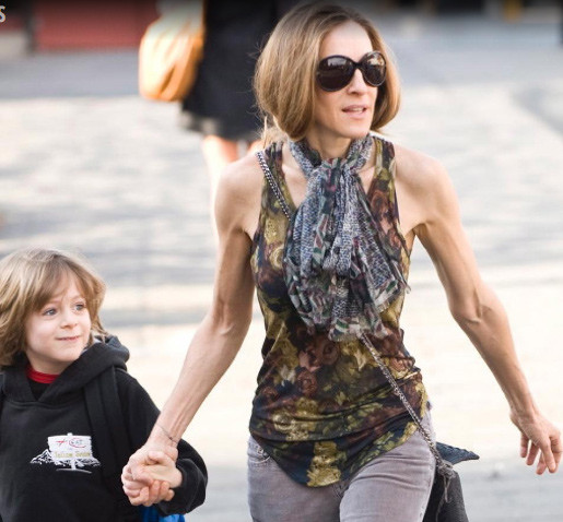 Nữ diễn viên Sarah Jessica Parker là một trong những ngôi sao Hollywood gầy gò tới mức thảm hại, đặc biệt đôi tay gân guốc khiến vẻ đẹp của cô bị điểm trừ rất nhiều. Ảnh: Film Magic