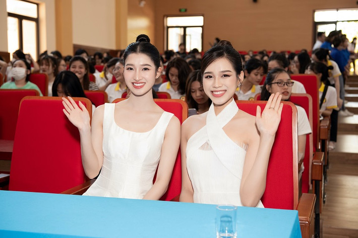 Chung khung hình, hai nàng hậu khoe vẻ đẹp "một chín một mười".