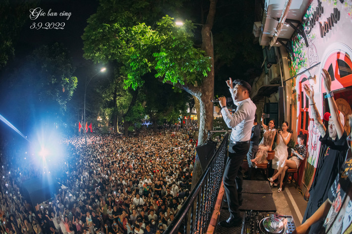 "Đã có lúc tưởng chừng như đêm nhạc phải hủy bỏ vì nhũng yếu tố khách quan, nhưng bằng tình yêu thương của gần 10 nghìn khán giả và bằng sự nỗ lực, quyết tâm của Tuấn Hưng cùng anh em ê-kíp mà ca sĩ chúng mình lại được hát, được sống trong tiếng hò reo cổ vũ hết mình của hàng vạn khán giả...", Minh Quân chia sẻ. Ảnh: FB Minh Quân