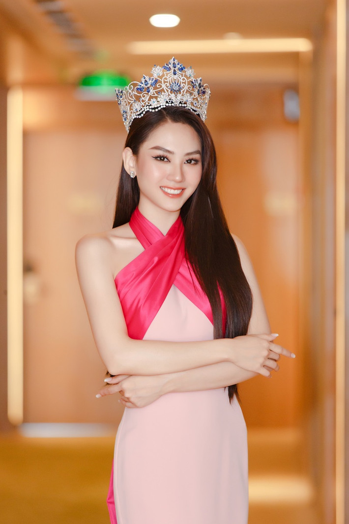 Tổng thời gian thiết kế và chế tác cho chiếc vương miện này là 2.160 giờ, với sự tham gia của các nghệ nhân lành nghề trong và ngoài nước. Những viên đá dành cho chiếc vương miện được đặt cắt mài riêng theo tiêu chuẩn đặc biệt để giữ độ long lanh và đảm bảo tính thẩm mỹ của chiếc vương miện này.