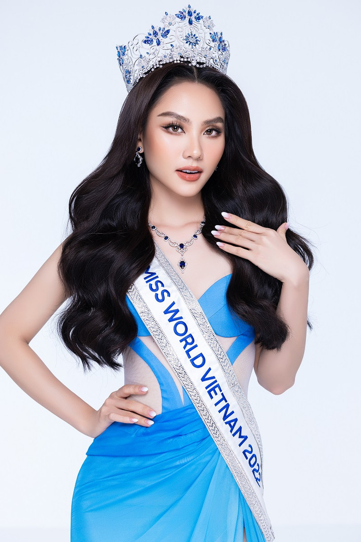 Buổi đấu giá từ thiện còn có sự tham dự của đương kim Hoa hậu Thế giới Karolina Bielawska và hàng loạt hoa á hậu Việt. Bên cạnh chiếc vương miện, BTC Miss World Vietnam còn đấu giá nhiều vật phẩm ý nghĩa: 5 chiếc ghế đăng quang của 5 hoa hậu, những chiếc đầm dạ hội đến từ các NTK Lê Thanh Hòa, Đỗ Long, Phạm Đăng Anh Thư, Lê Long Dũng, Nguyễn Minh Tuấn, Lê Ngọc Lâm, Hà Thanh Việt,…và những món trang sức giá trị.