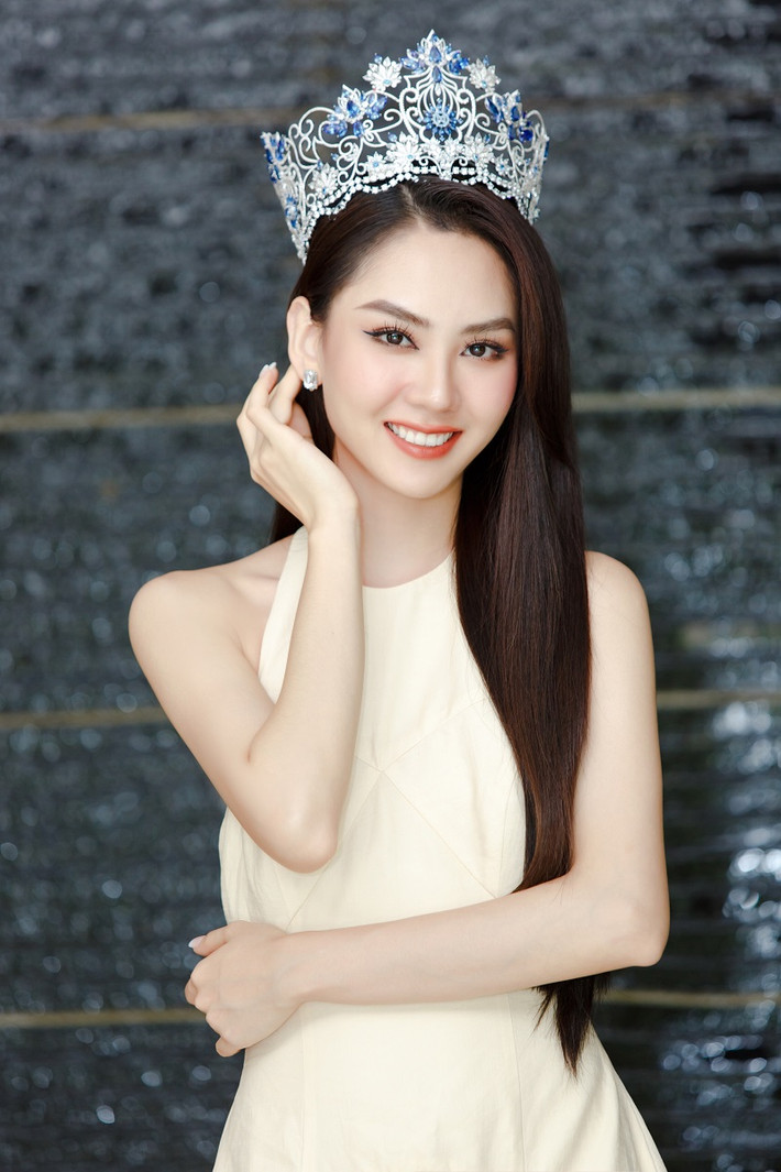 Hoa hậu Mai Phương chia sẻ: “Mai Phương cũng có chút buồn nhưng Mai Phương tin rằng đây là quyết định đúng đắn và chiếc vương miện sẽ đem lại nhiều giá trị thiết thực hơn cho cộng đồng thay vì chỉ giữ cho riêng mình. Hy vọng các nhà hảo tâm sẽ ủng hộ buổi đấu giá lần này để cùng Mai Phương thực hiện nhiều dự án, lan tỏa sự nhân ái đến khắp mọi nơi”.