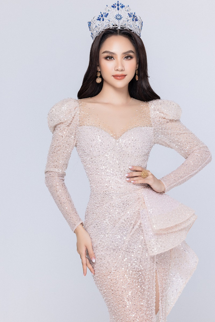 Được biết, vương miện Miss World Vietnam 2022 là sự kết hợp của 4.399 viên white zirconia cùng 129 viên dark blue sapphire với các kích cỡ và hình dáng khác nhau, bao phủ toàn bộ khung vương miện.