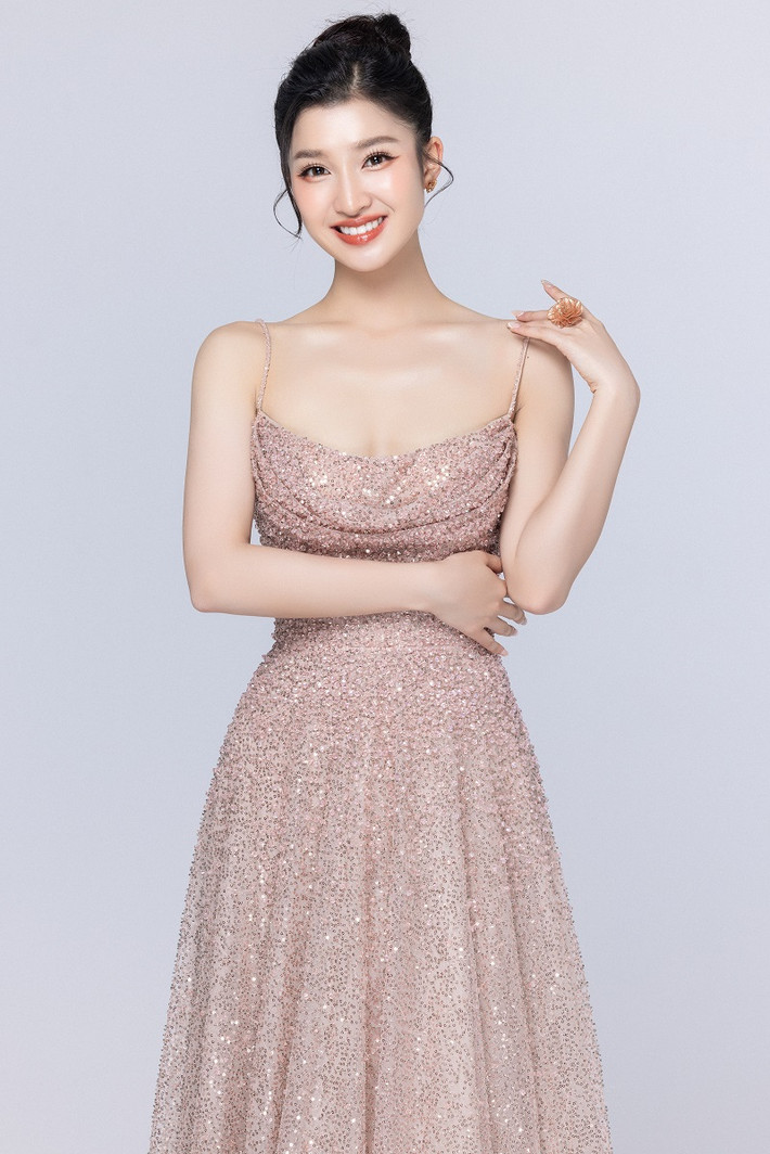 Á hậu 2 Nguyễn Phương Nhi nổi tiếng với danh xưng “em gái quốc dân”.