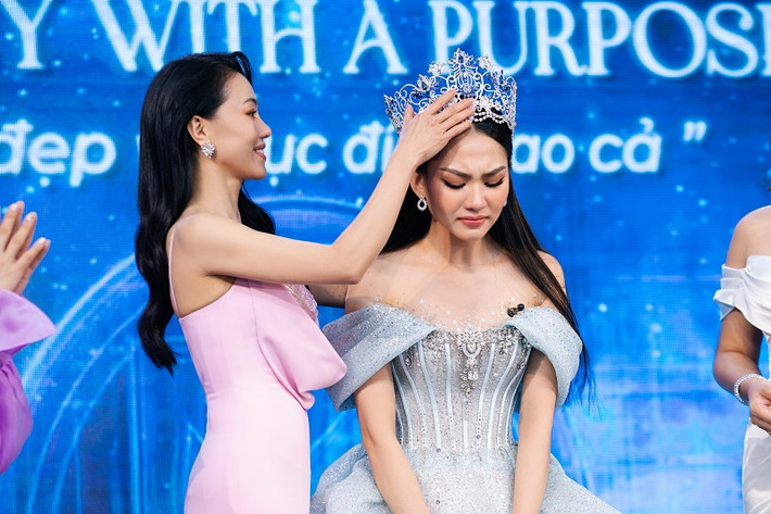Trong buổi đấu giá, Mai Phương bật khóc khi "bà trùm hoa hậu" Phạm Kim Dung tháo chiếc vương miện trên đầu nàng hậu.