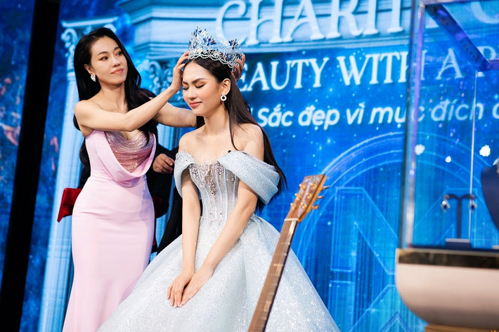 Bất ngờ vị khách đặc biệt này đã tặng lại chiếc vương miện cho Hoa hậu Mai Phương.