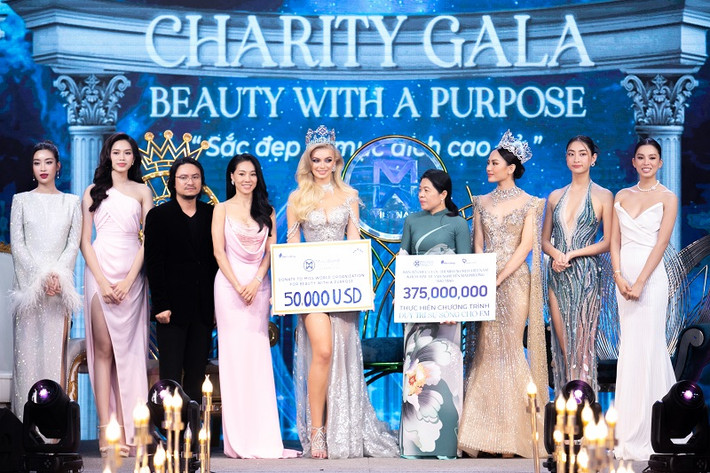 Kết thúc buổi đấu giá, BTC Miss World Vietnam công bố tổng số tiền đã đấu giá thành công lên đến 7,6 tỷ. Tất cả số tiền này sẽ được đưa vào các hoạt động từ thiện, trong đó có dự án thiện nguyện của Hoa hậu Mai Phương mà cô sẽ mang đi dự thi quốc tế.