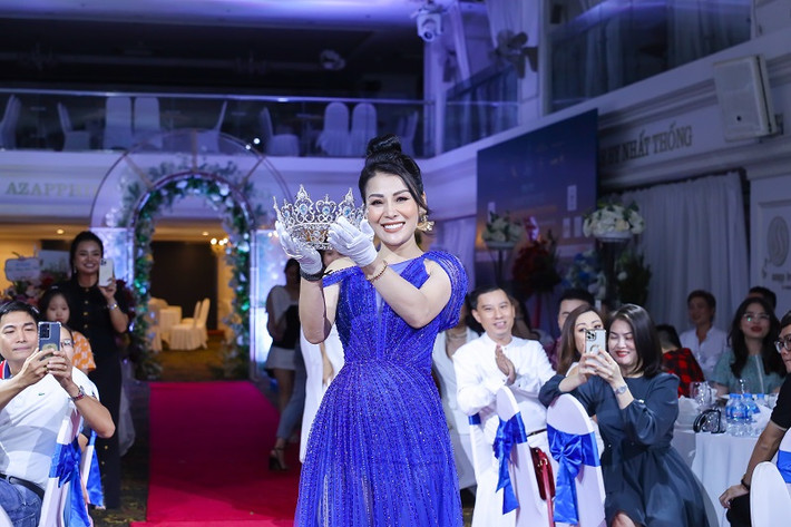 Bà Đàm Hương Thủy – Chủ tịch của cuộc thi Hoa hậu Biển đảo Việt Nam 2022 – Trưởng ban tổ chức chia sẻ: "Chiếc vương miện này được chế tác hoàn toàn từ vàng trắng, đính kết kim cương xanh, ngọc trai biển và kim cương trắng. Ở vị trí trung tâm và đắc địa nhất được đính kết 12 viên kim cương xanh với kích thước lớn vô cùng quyền lực. Chiếc vương miện tỏa ra ánh sáng hào quang như chính sự kỳ vọng đối với ngôi vị tân hoa hậu năm nay sẽ lan tỏa những thông điệp ý nghĩa về quảng bá du lịch biển đảo, con người, di sản, văn hóa Việt Nam ra thế giới".