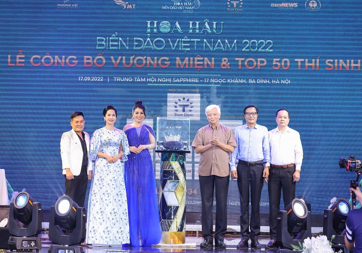 Ngoài công bố vương miện Hoa hậu Biển đảo Việt Nam 2022, BTC cũng tiết lộ thành phần ban giám khảo chính thức của cuộc thi gồm: NSND Trọng Trinh (Trưởng Ban giám khảo), Nhà sử học Dương Trung Quốc, NSND Lan Hương, Tiến sĩ Nhân trắc học Vũ Thị Thu Hương, NTK Lý Minh Tuấn và giám khảo danh dự Hoa hậu Siêu quốc gia 2013 Mutya Johanna Datul.