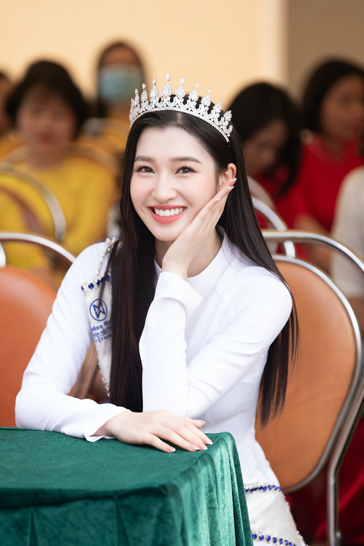 Trong lần trở lại này, nàng hậu xuất hiện với lối make up nhẹ nhàng và khoác trên mình tà áo dài trắng tinh khôi, tôn triệt để nét đẹp tự nhiên, trong trẻo vốn có.