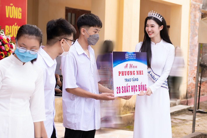 Phương Nhi mong muốn đóng góp một vài điều nhỏ bé của mình để có thể tạo được động lực cho các em viết tiếp những ước mơ, hoài bão của chính mình.