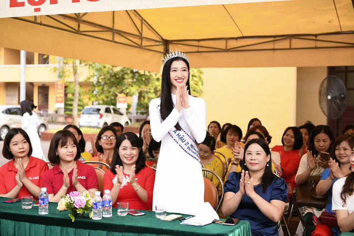 Ngoài nhan sắc xinh đẹp, nàng hậu sinh năm 2002 còn mang nhiều tâm tư, tình cảm trong chuyến thăm trường lần này.