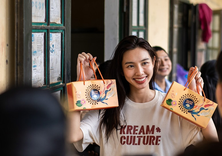 Không dành nhiều thời gian nghỉ ngơi, nàng hậu lập tức tổ chức các hoạt động thiện nguyện, đem Trung thu ấm áp đến trẻ em vùng cao tỉnh Sơn La.