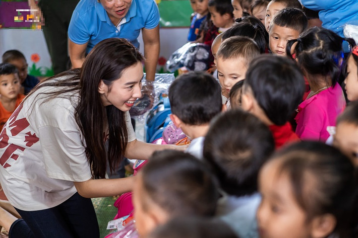 Tại đây, cô nàng được người dân chào đón rất nồng nhiệt, nhiều trẻ em yêu quý bởi sự mộc mạc, dễ gần.