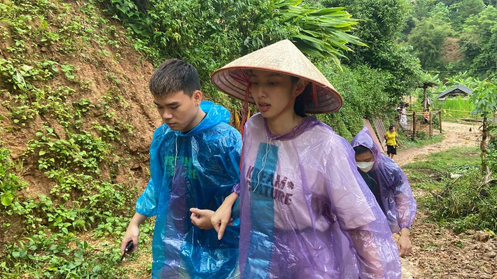 Ngoài đến trao quà, Hoa hậu Nguyễn Thúc Thùy Tiên còn đến tận nơi ở để thăm hỏi các em.