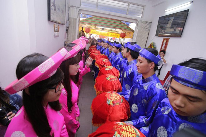 Đội hình bưng tráp trong lễ cưới của Thủy Tiên và Công Vinh gồm 11 chàng trai, cô gái. Trong khi các chàng trai diện áo dài xanh dương thì đội nhận tráp của nhà gái diện áo dài hồng. Những chiếc áo dài này được mẹ của nữ ca sĩ Kiss me thức khuya ủi tối qua.