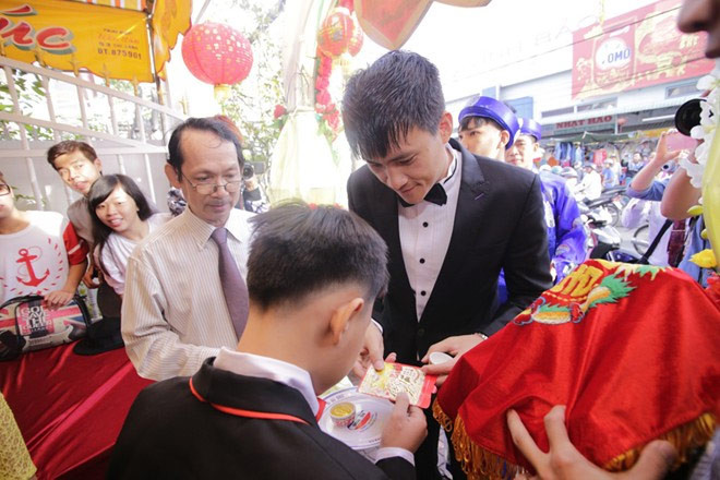 Công Vinh trao phong bao lì xì may mắn theo đúng nghi lễ truyền thống.