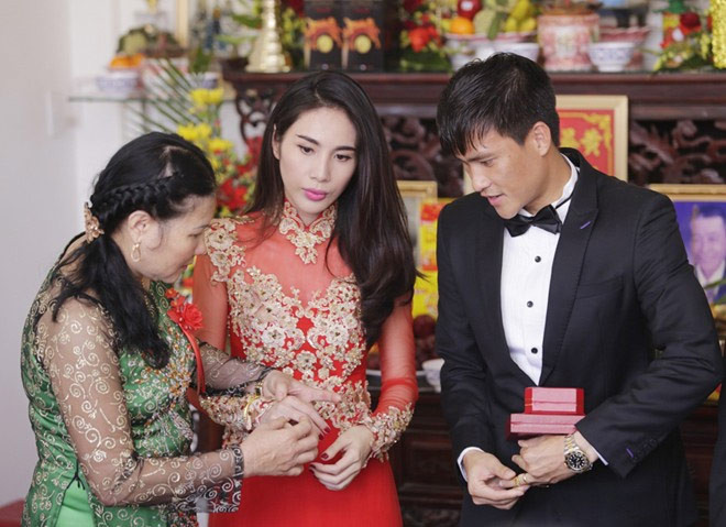 Bà Tuệ - mẹ Công Vinh trao của hồi môn cho con. Trước lễ cưới, bà chia sẻ sẽ tặng con dâu toàn bộ số vàng dành dụm được từ trước đến nay.
