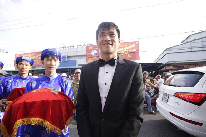Cầu thủ có biệt danh CV9 và đội bưng tráp chuẩn bị sẵn sàng tinh thần trươc khi bước vào nhà vợ.