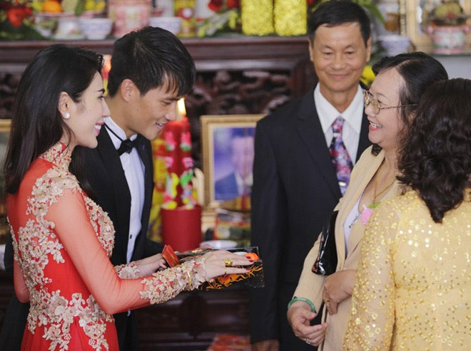 Nhiều bà con, họ hàng cũng có mặt trong lễ xin dâu để chúc phúc và tặng quà cho hai vợ chồng cô. Cặp vợ chồng nổi tiếng hạnh phúc trước tình cảm của gia đình dành cho mình.