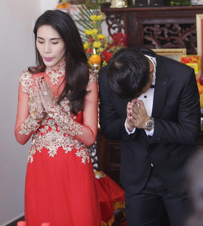 Thủy Tiên và Công Vinh cúi người thể hiện sự cảm ơn với mọi người.