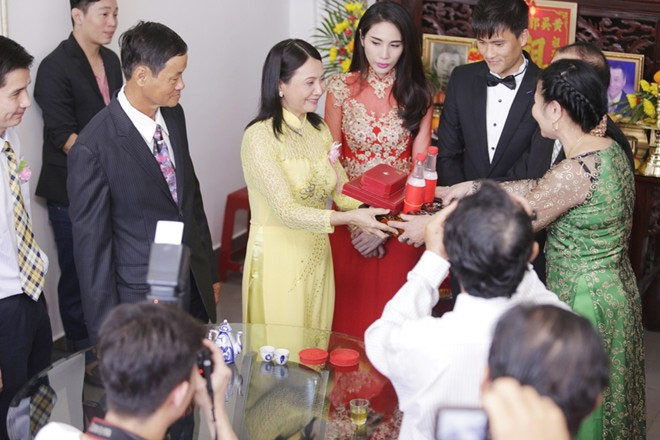 Thủy Tiên và Công Vinh chứng kiến sui gia trao lễ vật xin dâu. Mẹ của Thủy Tiên rất hài lòng và yên tâm khi gả cô cho tiền đạo Công Vinh.