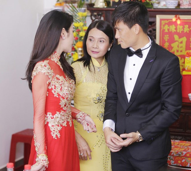 Khoảng 8 giờ, cô dâu Thủy Tiên được mẹ dắt ra trao cho chú rể và bắt đầu làm lễ. Thủy Tiên rạng rỡ và xinh đẹp trong chiếc áo dài truyền thống.