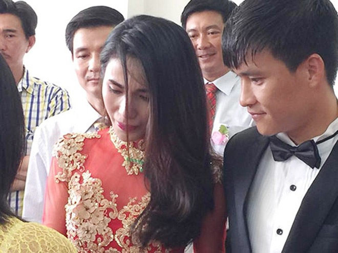 Khi đến lượt mẹ ruột trao của hồi môn cho con gái và con rể, Thủy Tiên đã trào nước mắt khi bà nhắc về người bố quá cố của mình trong giờ phút thiêng liêng. Công Vinh bên cạnh nghẹn ngào, vỗ về vợ.