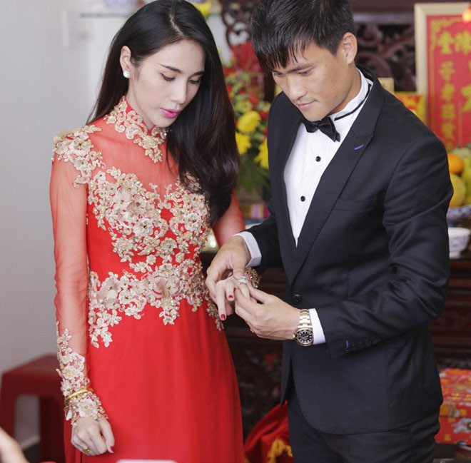 Cặp đôi tiến hành thủ tục trao nhẫn cưới. Khuya qua 26/12, sau khi cách khách mời về, cầu thủ câu lạc bộ Becamex Bình Dường vẫn còn ở nhà vợ để tập luyện thao tác này nhuần nhuyễn. Theo dự định, chú rể Công Vinh sẽ mặc áo dài truyền thống, tuy nhiên, anh lại thay đổi quyết định mặc vest. Trong khi đó bà xã Thủy Tiên vô cùng gợi cảm trong chiếc áo dài ren, được thiết kế tỉ mỉ, cách điệu giúp cô tỏa sáng trong ngày trọng đại.