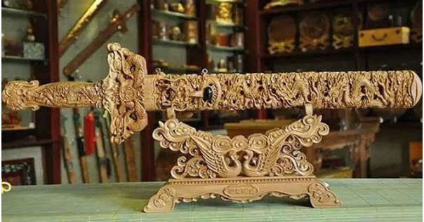 Theo sử sách, Cửu Long bảo kiếm xuất hiện vào năm Càn Long thứ 23. Lưỡi kiếm hơi cong và có chiều dài gần 1,5m. Phần bao kiếm được làm bằng da cá mập và phía bên trên được khảm ngọc bích, nhiều loại đá quý và kim cương khiến thanh kiếm vô cùng giá trị.
