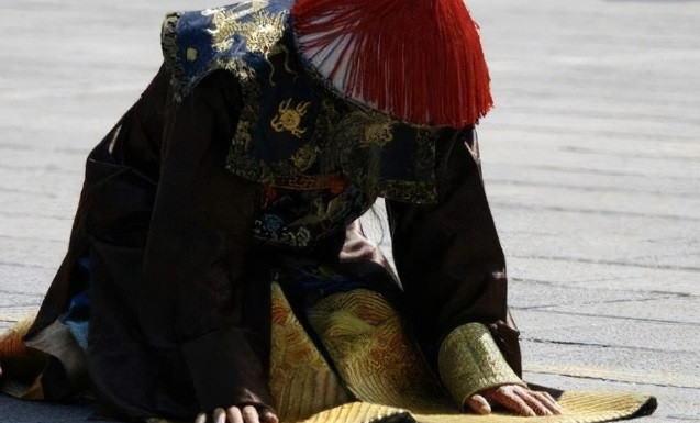 Hành động hất 2 ống tay áo 2 lần của quan viên khi hành lễ với hoàng đế nhằm thể hiện sự thanh liêm, trong sạch, không giấu giếm điều gì với nhà vua.