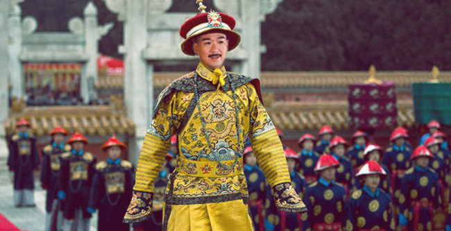 Liên quan đến bí ẩn này, một số nhà nghiên cứu đã tìm kiếm các ghi chép, sử liệu nhằm giải mã cách hành lễ trước nhà vua của quan lại triều Thanh.