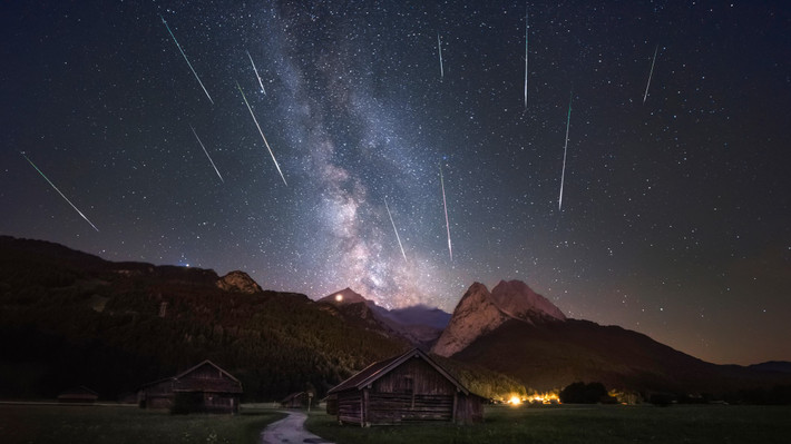 Theo các chuyên gia, mưa sao băng Perseids bắt nguồn từ sao chổi Swift-Tuttle. Nó được phát hiện năm 1862 và nổi tiếng vì số lượng lớn vệt sao băng sáng.