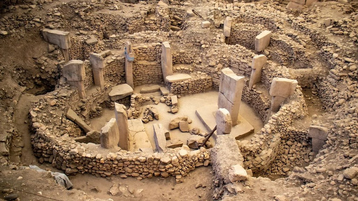 Theo các chuyên gia, Gobekli Tepe được xây dựng vào khoảng năm 9000 trước Công nguyên. Điều này có nghĩa công trình này có trước nền văn minh Lưỡng Hà khoảng 5.500 năm và trước cả những vòng tròn đá Stonehenge nổi tiếng nước Anh quốc khoảng 6.000 năm.