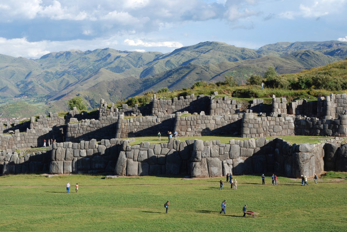 Nổi tiếng không kém Gobekli Tepe là đền thờ Saksaywaman ở Peru. Đây là một công trình cổ bao gồm nhiều khối đá lớn xếp chồng lên nhau một cách hoàn hảo.