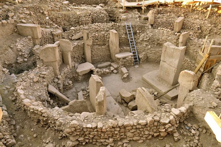 Quần thể cự thạch Gobekli Tepe ở Thổ Nhĩ Kỳ là một trong những công trình cổ xưa bí ẩn nhất thế giới. Công trình này được phát hiện năm 1964 gồm những cột trụ lớn bằng đá sa thạch nguyên khối hình chữ T cao tới hơn 3m, hầm chứa di vật của người cổ đại…