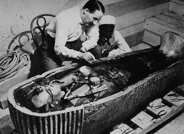 Theo các chuyên gia, chiếc mặt nạ quý giá trên nặng 11 kg và cao 54 cm. Một số loại đá quý đính trên mặt nạ có nguồn gốc không phải trong nước. Trong số này có màu xanh trên mặt nạ là của ngọc lưu ly có nguồn gốc từ Afghanistan, thạch anh và đá thủy tinh núi lửa ở phần mắt được lấy từ Địa Trung Hải.