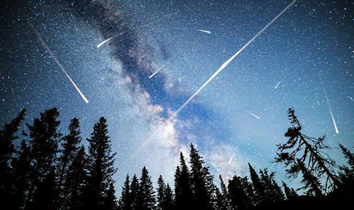 Mưa sao băng Perseid được đặt tên theo chòm sao Perseus, nơi các vệt sáng của nó dường như lao ra từ chòm sao này và có thể nhìn thấy bằng mắt thường ở bất cứ nơi nào trên thế giới.