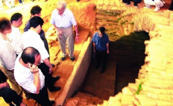 Theo ghi chép trong cuốn "Quảng Đông Tân Ngữ", vào năm Sùng Trinh Đế thứ 9 (tức năm 1636), một hôm có tia sét đánh xuống mặt đất tạo ra âm thanh chói tai. Kế đến, mưa ngừng rơi. Khi ấy, dân làng đổ ra bên ngoài xem và phát hiện một lăng mộ lớn.