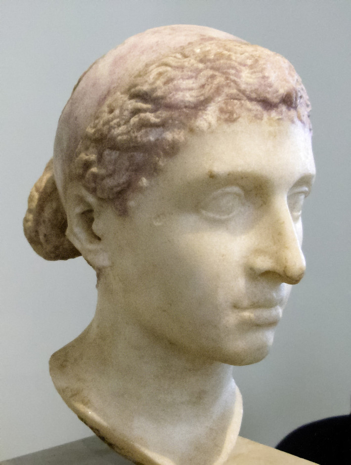 Sau đó, Nữ hoàng Cleopatra VII được chôn cất cùng người tình Mark Antony trong một lăng mộ với nhiều vàng bạc, ngà voi, châu báu... Sau nhiều thế kỷ, vị trí nơi an nghỉ ngàn thu của cặp đôi quyền lực này là một ẩn số.