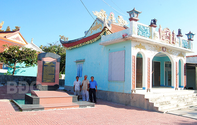Trên đảo Lý Sơn có rất nhiều lăng cá ông. Trong đó, lăng cá ông Nam Hải (lăng Chánh) được phục dựng theo nguyện vọng tâm linh của người dân có diện tích 400 m2. Ảnh: baobinhdinh.