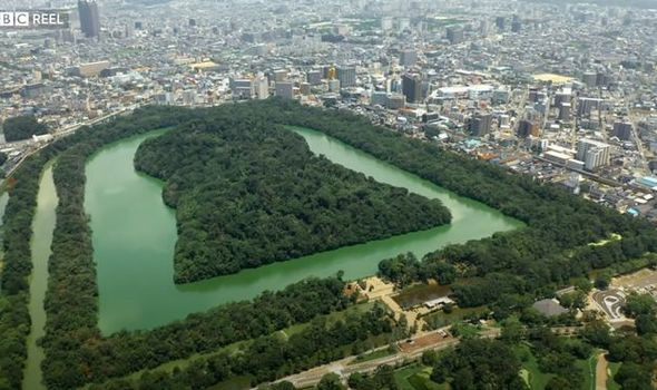 Lăng mộ Daisenryo Kofun được xây vào khoảng thế kỷ 4 - 5. Nằm ở thành phố Sakai, Nhật Bản, lăng mộ này gây chú ý khi có hình dáng giống hình lỗ khóa khi nhìn từ trên cao.