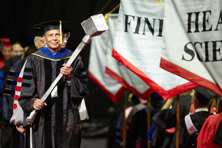 Trang University of Washington có cách lý giải khác, đó là, quyền trượng tượng trưng cho cơ quan quản lý của trường đại học và chỉ xuất hiện khi có sự hiện diện của người đứng đầu cùng các thành viên ban quản trị.