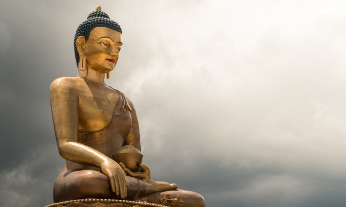 Tượng Phật Dordenma nổi tiếng của đất nước Bhutan trên đỉnh đồi trong Công viên Tự nhiên Kuenselphodrang, hướng ra phía Nam của thung lũng Thimphu.