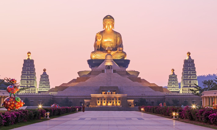 Tượng Phật A Di Đà nằm trong khuôn viên tu viện Phật Quang Sơn ở Cao Hùng, Đài Loan. Tu viện này rộng hơn 30 ha. Bên trong có một trường đại học và nhiều đền chùa.