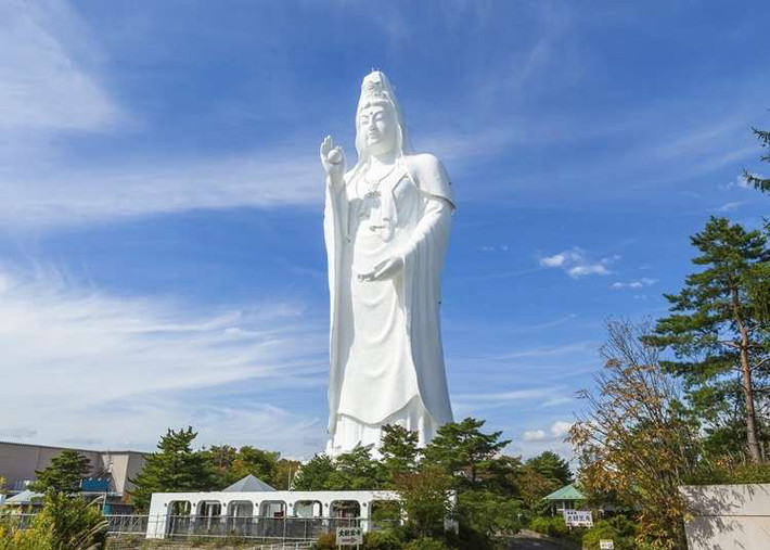 Tượng Quan Thế Âm Bồ Tát ở thành phố Sendai, tỉnh Miyagi, Nhật Bản nổi bật với chiều cao 100m.