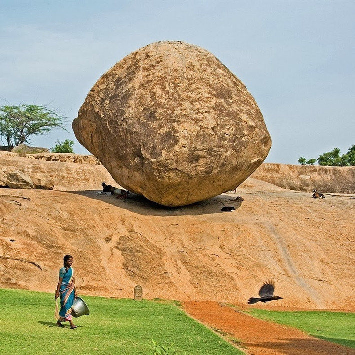 Người dân địa phương tin rằng, tảng đá Krishna’s Butterball là dấu vết của một viên bơ mà thần Krishna khi còn nhỏ đã đánh rơi khi lấy trộm. Do đó, không ai có thể làm tảng đá xê dịch. Các nhà khoa học chưa thể giải mã được vì sao tảng đá khổng lồ này nằm chênh vênh trên một con dốc, thách thức mọi định luật vật lý, mưa gió...