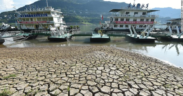 Trong thông báo ngày 17/8, Bộ Tài nguyên Trung Quốc cho hay hạn hán kéo dài trên lưu vực sông Trường Giang “đã ảnh hưởng nặng nề tới nguồn nước sinh hoạt của người dân địa phương, gia súc và vụ mùa”.