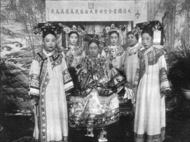 Hàng đầu tiên từ trái sang gồm: Cẩn Phi, Từ Hy thái hậu và Long Dụ hoàng hậu. Họ là 3 người phụ nữ quan trọng trong cuộc đời hoàng đế Quang Tự.