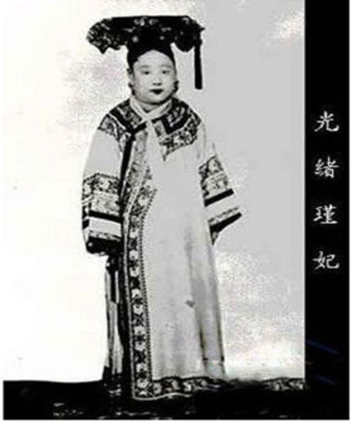 Bức ảnh chụp dung mạo của Cẩn Phi (1873 - 1924). Bà là phi tần của hoàng đế Quang Tự. Qua bức ảnh này, công chúng thấy được Cẩn Phi không hề có nhan sắc kiều diễm. Thay vào đó, bà có vóc dáng thấp bé, gương mặt to tròn. Trên thực tế, hầu hết phi tần, cách cách cuối thời nhà Thanh không hề phải mỹ nhân tuyệt sắc giống như trong các bộ phim cổ trang Trung Quốc.
